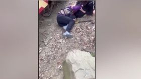VIDEO O turistă din Taiwan, lovită de tren în timp ce făcea un selfie. S-a prăbușit la pământ în urma impactului